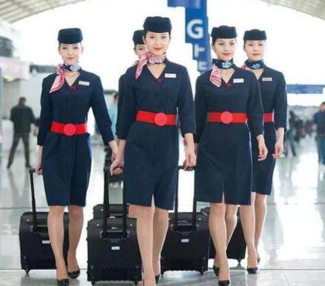 空姐上下飛機(jī)為什么要拉著箱子？廊坊空乘學(xué)校為你解答