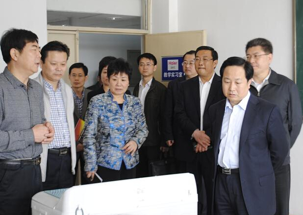市委副書(shū)記李希信一行到我校調(diào)研