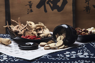 哪些中藥能夠清熱去火？山東醫(yī)藥技師學(xué)院幫你“降降溫”