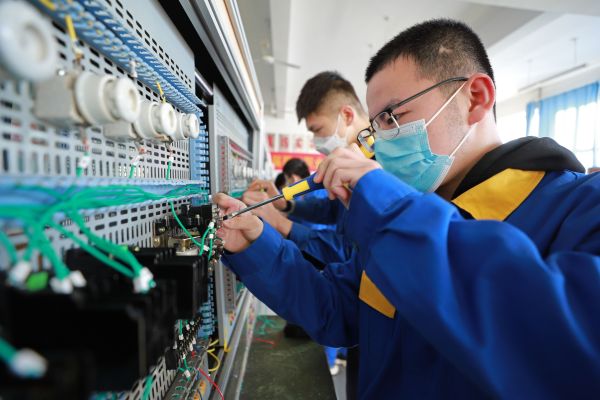 玉田職教中心機(jī)電一體化專業(yè)學(xué)生開展電路組裝實習(xí)