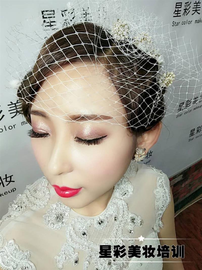 衡水學習專業(yè)化妝培訓 美甲培訓到星彩美妝培訓學校好就業(yè)