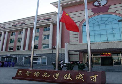 保定新興工業(yè)技工學(xué)校是全日制學(xué)校嗎？學(xué)校提供住宿嗎？