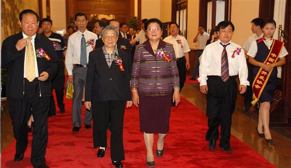 全國政協(xié)副主席錢正英（左一）、十五屆中央委員顧秀蓮（左三）、國務(wù)院扶貧主任，政協(xié)常委胡富國（左一）、北方汽車專修學(xué)校曹振峰董事長（右一）在人民大會堂共同出席北方學(xué)校七千萬扶貧工程